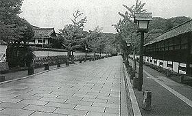 白壁が続く奥まで真っ直ぐに続く通りは城下町の風情が残る津和野町の白黒写真