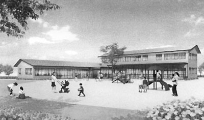 左側が1階建て、右側が2階建ての2つの棟に分かれている園舎と広々とした園庭で遊ぶ子供たちのイメージ写真