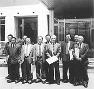 原村庁舎の入り口前に並んで立っている数名の委員の写真