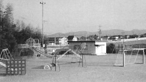 遊具やサッカーゴールが設置されている広場の写真