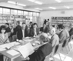 席について資料を見ながら矢田南小学校での説明を聞いている教育厚生常任委員の写真