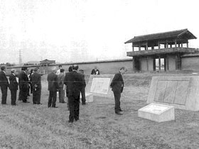 志波城跡や石碑を眺めている視察委員の写真