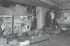 昔使用されていた道具などが展示されている展示室の白黒写真