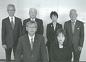 前列に議長と副議長が座り後列に4名の各正副常任委員長が立っている集合白黒写真