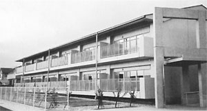 2階建てでベランダがある上御糸町営住宅の建物の外観写真