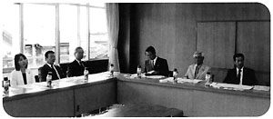 交野市の視察に訪れた6名の委員がL字型のテーブルの席についている写真