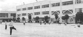 校庭で遊んでいる明和中学校の生徒たちの写真