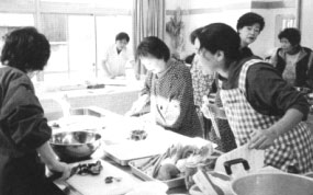 包丁で材料を切っている料理教室の参加者の写真