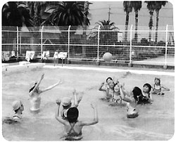 プールでボール遊びをしている大淀小学校の生徒たちの写真