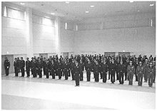 中央公民館ホールに整列して立っている二見消防団幹部合同訓練の参加者の写真