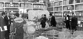 総合防災センターの倉庫内の備蓄品などを見ている視察委員の写真