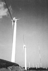 大きなプロペラがついた青山高原の風力発電設備の写真