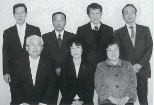 前列に3名座り後列に4名が立っている総務産業常任委員会の方々の集合写真