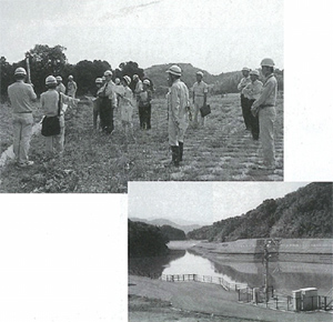 左上：ヘルメットを被った議員の方々が山や森に囲まれた広場に集まっている白黒写真、右下：山に囲まれた水が貼ったダムの白黒写真