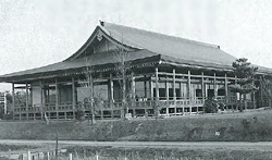寝殿造を模した木造の平屋造りの建物外観の白黒写真