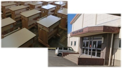 左：教室内に机と椅子が並んでいる写真、右：白壁で三角屋根の体育館の入り口を右斜めから撮影した写真