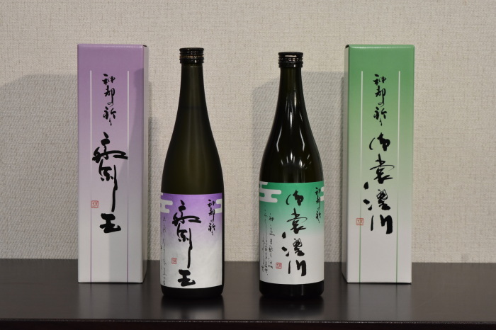 「神都の祈り 斎王」「神都の祈り 御裳濯川」の日本酒の箱と瓶が並んでいる写真